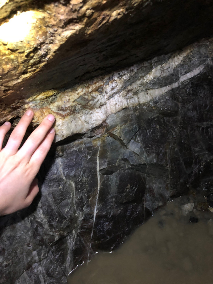 золотая жила, которая проходит по всей длине туннеля