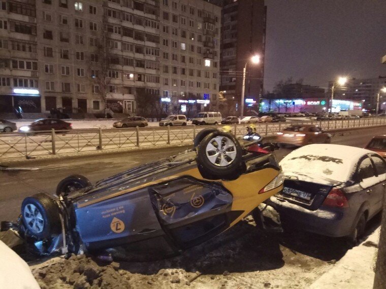 Автомобиль каршеринга перевернулся на севере Петербурга
