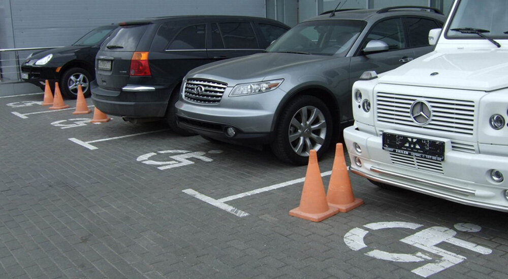 Паркуются на местах инвалидов. Полицейские машины россии на парковке. Стоянка для авто инвалидов. Знак парковка для инвалидов. Машина стоит на инвалидном месте.