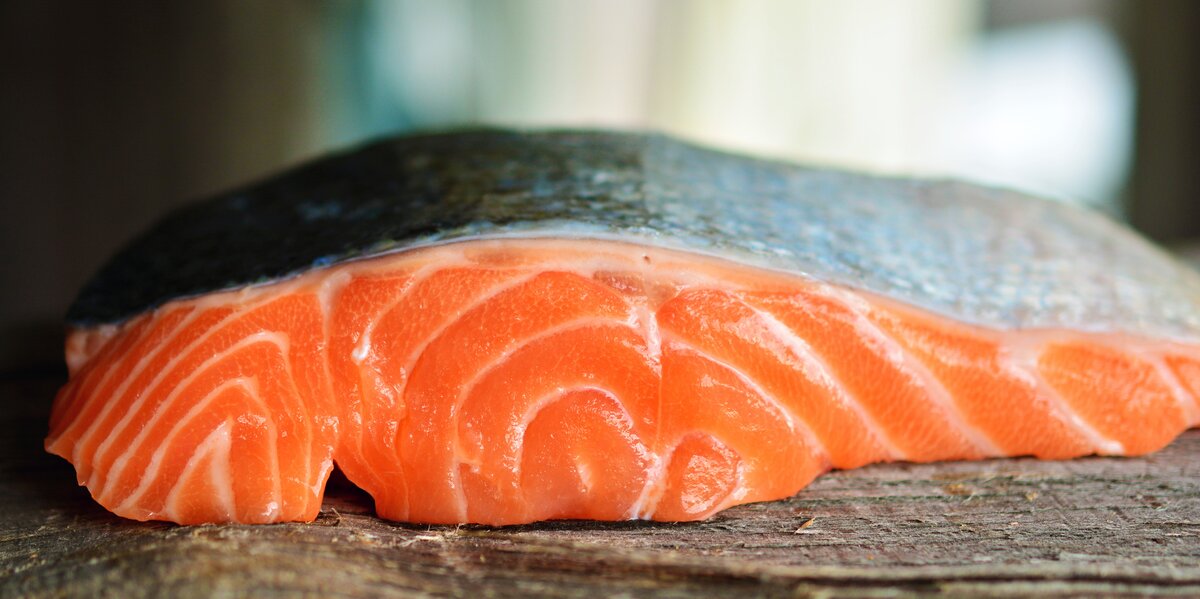 Лосось – один из самых здоровых продуктов. Эта рыба богата омега-3 жирными кислотами, минералами, белками, которые помогают снизить риск сердечно-сосудистых заболеваний, защитить ваш мозг от проблем.