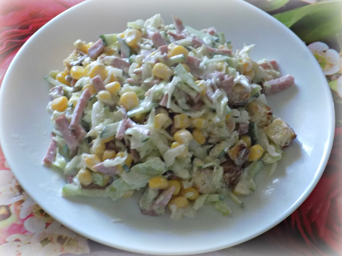 Салат из капусты, копчёной колбасы и сухариков - вкусное и хрустящее сочетание