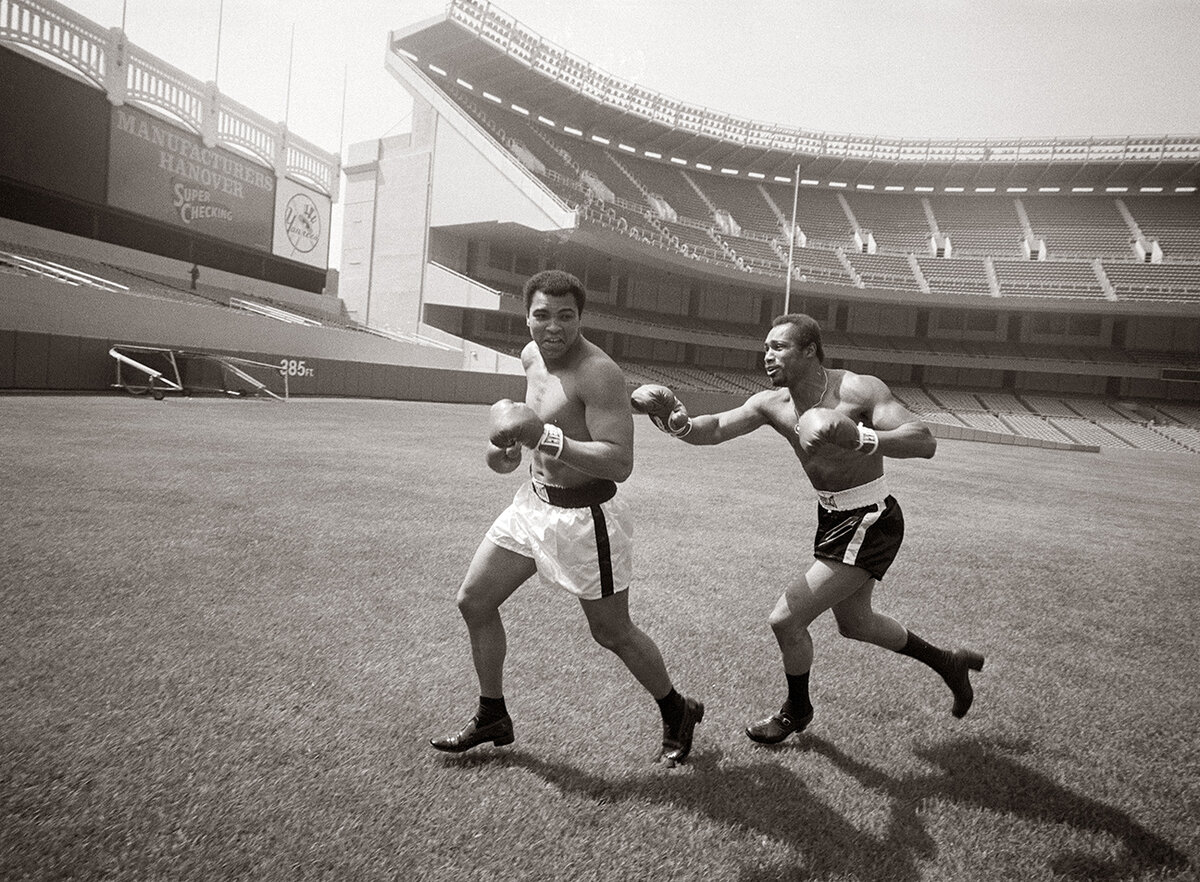 Боксер Кен Нортон игриво преследует Али  на стадионе «Янки»