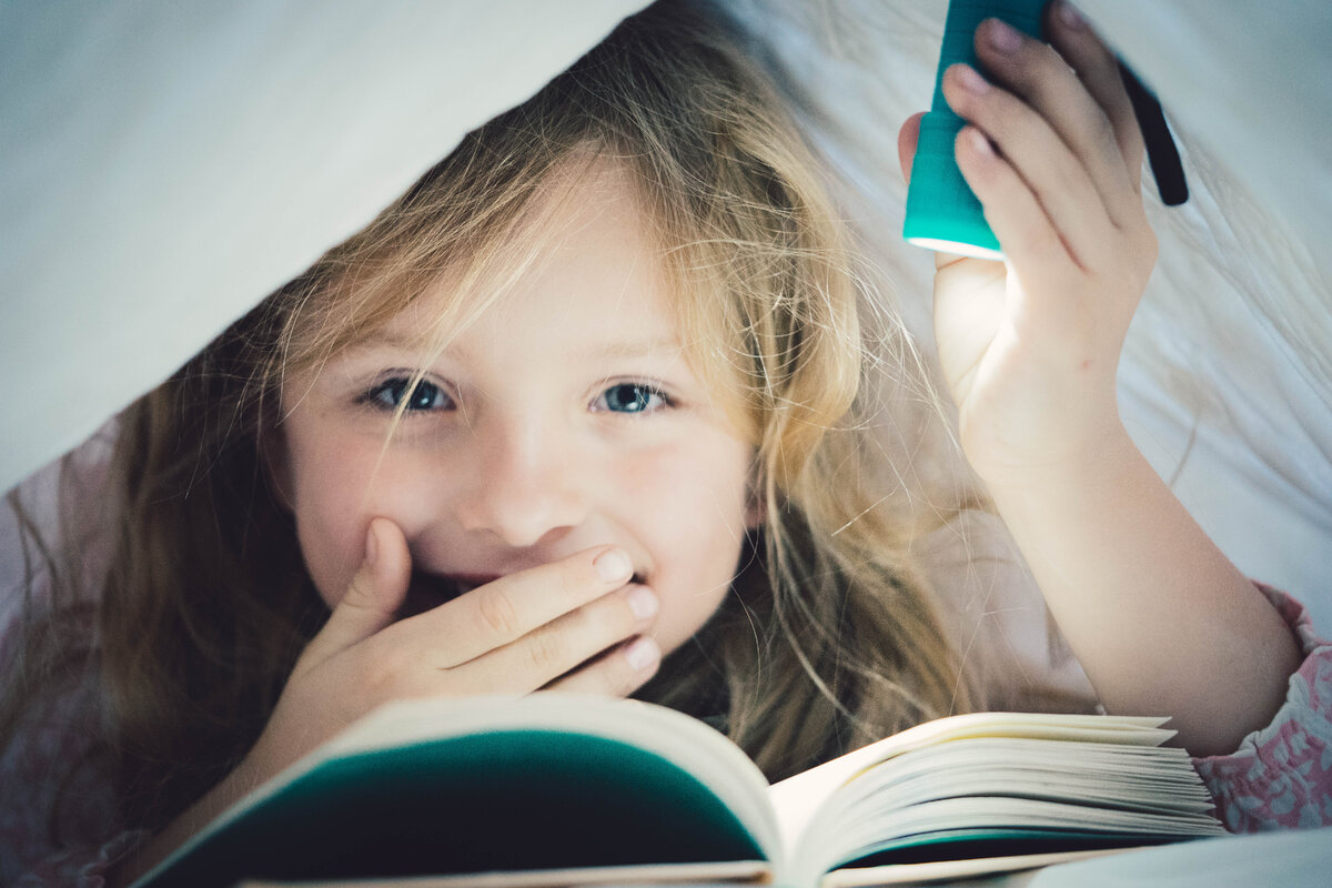 Соня настоящая мечтательница, которое мечтает изобрести лекарство, которое спасет всех людей.