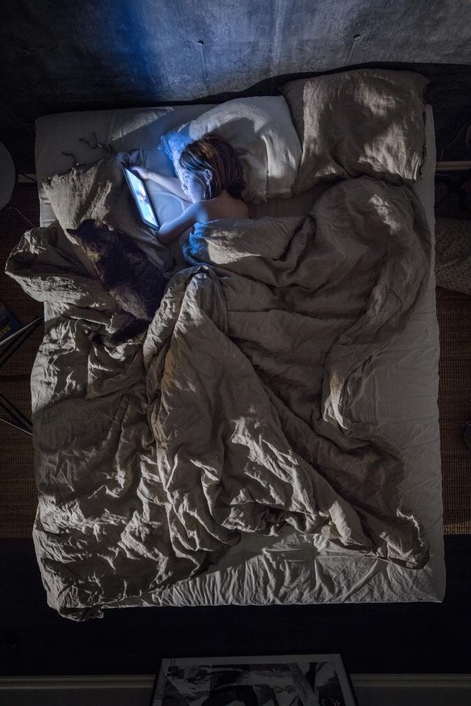 Уайль, семилетний сын фотографа Магнуса Веннмана, смотрит мультфильмы на своем iPad - современный ритуал перед сном для некоторых людей. Активность мозга, возникающая во время просмотра, может отпугнуть сон, как и подсветка экрана: искусственный свет ночью подавляет образование мелатонина - гормона, который помогает регулировать наши ежедневные биологические ритмы.