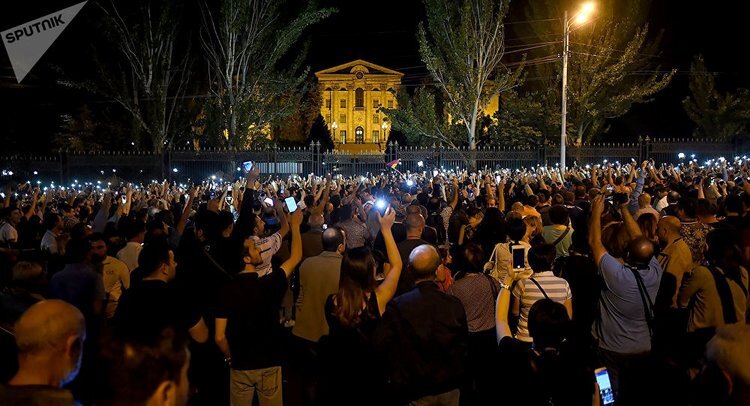 Митингующие у здания Национального собрания ©Sputnik / Asatur Yesayants | armeniasputnik.am