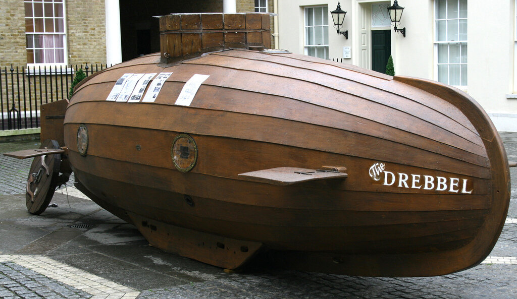 Первая лодка в мире. Подводная лодка Ван Дреббеля. Корнелиус Дреббель первая подводная лодка. Лодка Корнелиуса Ван Дреббеля. Подводная лодка Ван Дреббеля, 1620.