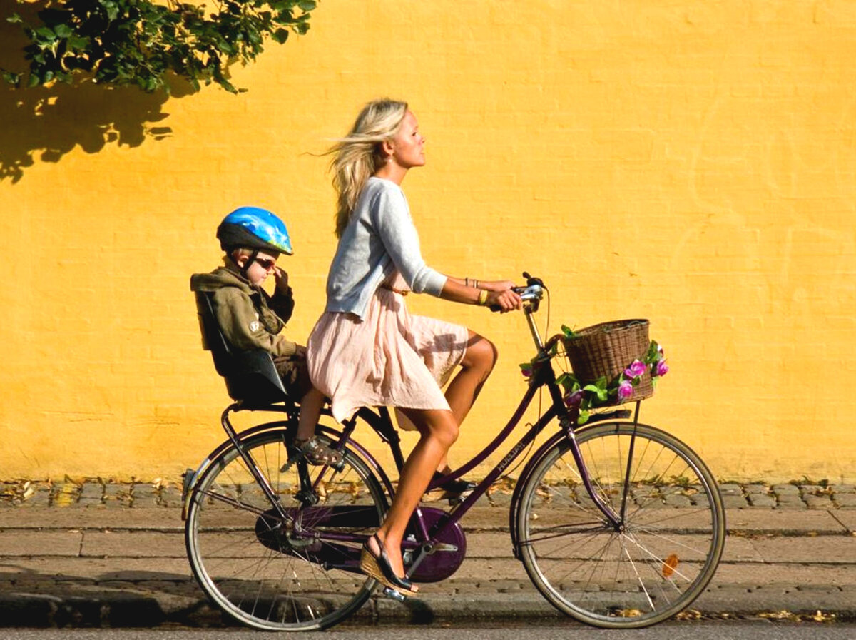Девушка едет на велосипеде
