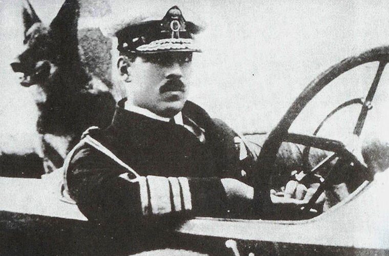 Источник фото: https://disgustingmen.com/history/alexander-of-the-greece-and-macaque