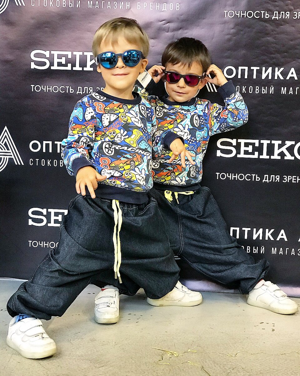 СОЛНЦЕЗАЩИТНЫЕ ОЧКИ ДЛЯ ДЕТЕЙ. 
Пришли солнечные денёчки и сразу возникает вопрос-как и чем защищать глаза наших детей? И надо ли это делать? Сегодня мы ответим на эти вопросы.
Во-первых: глаза детишек не только можно, но и нужно защищать от УФ-лучей. С каждым годом озоновый слой на Земле становится тоньше и солнце всё больше влияет на нас: на кожу, на сосудистую систему и на глаза.
Всё чаще мы сами надеваем очки, т.к. солнце светит очень ярко. И правильно. Почему же дети должны это терпеть?
Все системы, в т.ч. и защитные системы глаз после рождения малыша ещё не до конца развиты и развиваются в процессе взросления.
А хрусталик у малышей самый прозрачный и УФ проникает через него мгновенно!
Поэтому солнечные лучи могут влиять не только на передний отрезок глаза, вызывая такие заболевания, как синдром сухого глаза, блефарит, птеригиум и др., но и на сетчатку.
И защитить глазки наших чад могут только хорошие очки!
А теперь про сами очки: какие они должны быть?
Если вы первый раз покупаете ребёнку очки, то лучше для начала сходить в оптику. Там можно померить разные модели. Профессиональный консультант подберёт вам модель, чтобы заушники не давили на виски, а носоупоры хорошо сидели на маленьком носике.
😎Оправу лучше брать пластиковую или с силиконовыми элементами.
😎Чтобы очки не слетали и не потерялись, для детишек есть спец. резиночки и верёвочки, которые крепятся на заушники.
😎у хороших очков ВСЕГДА есть паспорт на котором написана степень защиты от УФ и для детей она должна быть 100%.
Лучше всего выбирать очки с обозначением «UV 400».
😎Сами линзы выбирайте коричневого цвета ( они лучше всего блокируют лучи самого вредного сине-фиолетового спектра). В крайнем случае серого цвета. Никогда не покупайте ни себе, ни детям очки с синими, фиолетовыми или розовыми линзами.
😎В идеале покрытие должно быть защитным, водо- и грязеотталкивающим, антибликовым и поляризационным. Но такие очки достаточно дорогие и первые очки можно взять попроще. Без поляризации и антиблика.
☝🏼Где покупать очки: в оптиках, специализированных и фирменных магазинах. Никогда в ларьках, переходах, развалах.
☝🏼С какого возраста детям нужны солнцезащитные очки?
Ориентироваться надо на 11 месяцев-1 год. Именно с этого времени дети начинают ходить и уже редко спят на улице.
☝🏼Заставлять носить очки нельзя. Для начала дайте им рассмотреть новую вещь. Пусть попробуют вертеть, гнуть, кусать, но только под вашим присмотром.
Объясните, что это ОЧКИ  и они защищают глазки. Покажите, как вы ходите в очках. К двум годам дети сами начинают просить надеть очки.