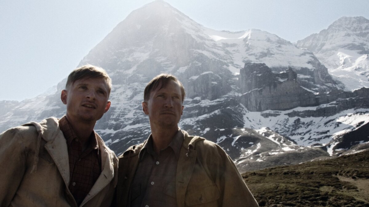 Слева мы, а справа горы... Глядя на вершину Эйгера в лучах солнца даже не верится, что эта гора по сути настоящий серийный маньяк-убийца. Или, точнее говоря, убийца маньяков, которые всё время лезут на неё с упорством, достойным лучшего применения. 