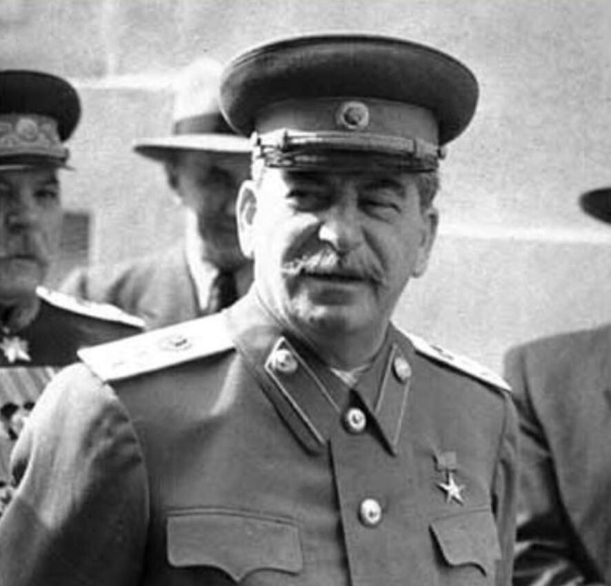 Как использовать сталин. Сталин Иосиф Виссарионович 1945 г. Иосиф Виссарионович Сталин 1945 победа. Иосиф Сталин на параде. Сталин Иосиф Виссарионович на параде Победы.