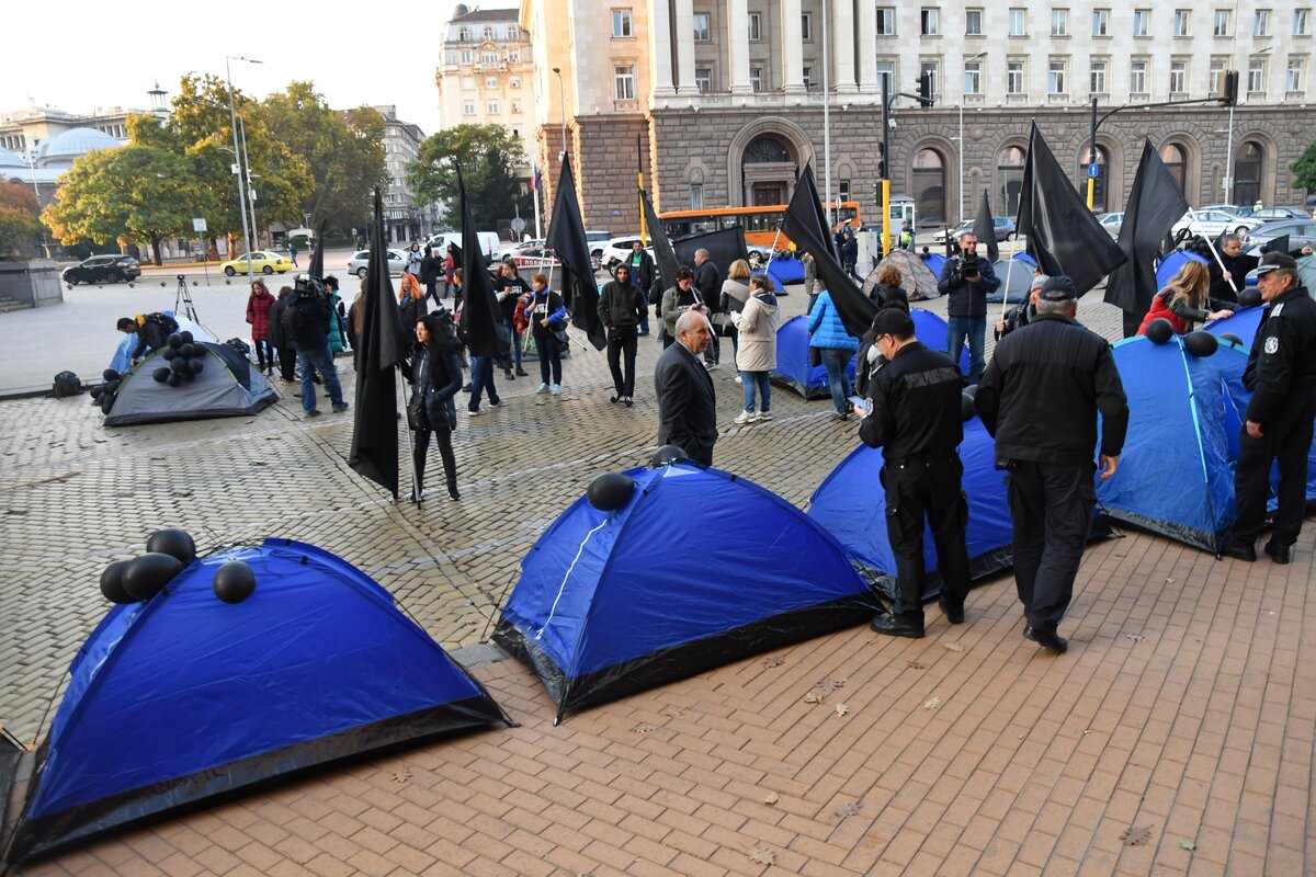 Кой злоупотребява с децата с увреждания?