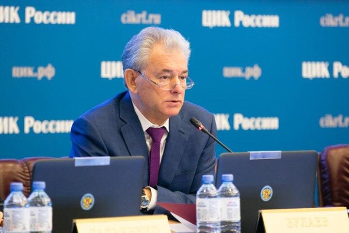  
Заместитель председателя Центризбиркома Николай Булаев (несмотря на массу фото- и видеодоказательств в СМИ) назвал голословными заявления о том, что одновременно с выборами главы Хакасии 11 ноября будут проходить "параллельные выборы" в рамках акции "Народный глава", направленной против кандидата от КПРФ.

    "Я пока так и не получил документов, которые бы подтверждали хоть одно Ваше слово, что идет параллельный избирательный процесс, в котором участвует хоть одна избирательная комиссия республики или Центральная избирательная комиссия. А поскольку этого участия нет, то могу утверждать, что никакого параллельного избирательного процесса не идет и быть не может, а все обвинения, которые вы предъявили в адрес ЦИК, они голословны. Мне кажется, это излишне эмоциональное утверждение", - сказал Булаев на заседании в среду, комментируя выступление своего коллеги по ЦИК от КПРФ Евгения Колюшина.

Он отметил, что неоднократно просил Колюшина предоставить доказательства своих слов, - пишет "Интерфакс". Булаев подчеркнул, что ЦИК осуществляет мониторинг ситуации в регионе и держит ее на контроле, в частности, в настоящее время в Хакасии работает член ЦИК Валерий Гальченко и сотрудники аппарата Центризбиркома.

    "И они работают внимательно, встречаются, в том числе, и с (единственным - ИФ) кандидатом, который при встрече утверждает, что у него нет никаких замечаний к деятельности избирательной комиссии республики Хакасия", - добавил Николай Булаев.

Ранее на заседании ЦИК Евгений Колюшин заявил, что в Хакасии "сейчас происходят параллельные выборы, которые называются "народный глава Хакасии" или что-то такое". По его словам, происходит нарушение избирательного законодательства, "поскольку идет агитация против Коновалова, не оплаченная из избирательного фонда, в СМИ".

    "Там это идет, и в день голосования будет параллельное голосование 11 ноября. Прокурор этого не видит, Центризбирком не видит и избирательная комиссия Хакасии не видит. Вот о чем идет речь", - заявил Колюшин.

Он пояснил "Интерфаксу" позднее, что имеет в виду акцию, который называется "Народный глава".

    "В ее рамках агитируют приходить на участок и голосовать против Коновалова, а затем на выходе с избирательного участка 11 числа голосовать за каких-то других людей, которых бы они хотели видеть на следующих выборах (когда Коновалов не пройдет, и их объявят заново - Интерфакс)", - Колюшин.

По его словам, в акции принимают участие представители общественных организаций, активисты, деятельность которых освещают СМИ.

    "Об этом пишет вся пресса в Хакасии. Я не занимаюсь хакасскими выборами, поэтому ничего Николай Ивановичу (Булаеву - ИФ) я представлять не буду", - добавил Е.Колюшин, отвечая на вопрос, готов ли он предоставить доказательства, которые просит Булаев.

Напомним, житель поселка Таштып случайно увидел, как ходят девицы вокруг универмага в накидках (жилетках) с надписью "Голосуйте за выборы против выборов" и раздают листовками. В видеосюжете, который он снял на свой телефон, девушки утверждают, что сюда их направила территориальная избирательная комиссия Таштыпского района. При этом они не смогли предъявить удостоверений.

В Хакасии к незаконной акции "Народный глава" подключился теризбирком?

После обнародования видео избирком начал проверку.

Реакция на новость 19rus.info: в Таштып выехали проверяющие из избиркома Хакасии

Напомним, во втором туре выборов в Хакасии участвует только один кандидат - первый секретарь регионального отделения КПРФ Валентин Коновалов, которому для победы необходимо набрать 50% плюс один голос пришедших голосовать.
