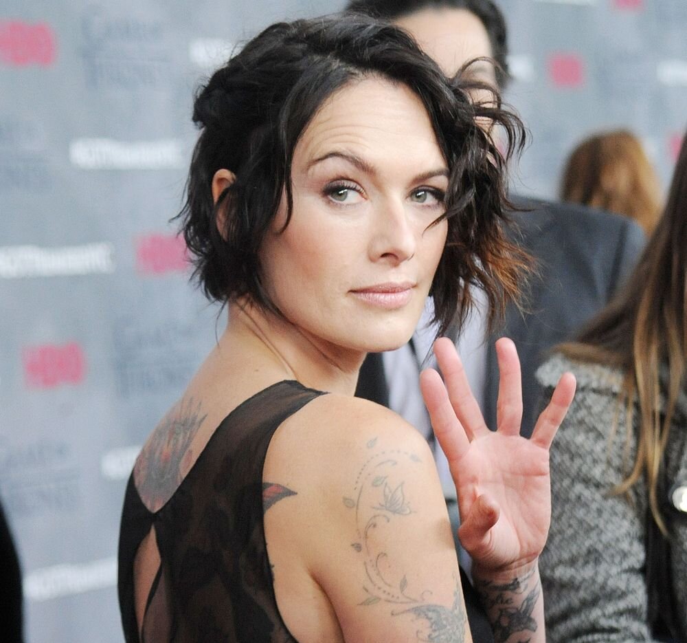 Источник: https://viva.ua/lifestar/news/32796-41-letnyaya-zvezda-seriala-igra-prestolov-rodila-dochj.html