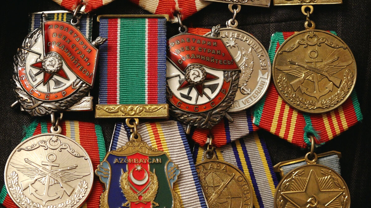 Орден красного знамени афганистан. Ордена и медали афганской войны. Афганские награды. Афганские награды красного Знамени. Ордена и медали Азербайджана.