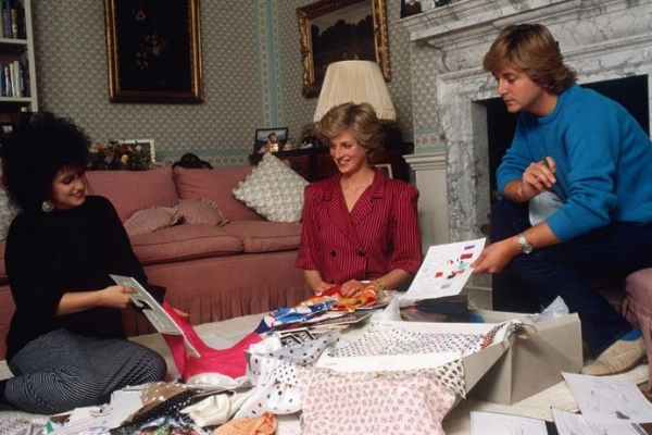 Дизайнеры Дэвид и Элизабет Эмануэль работают над свадебным платьем Дианы Спенсер. Фото videoboom.cc