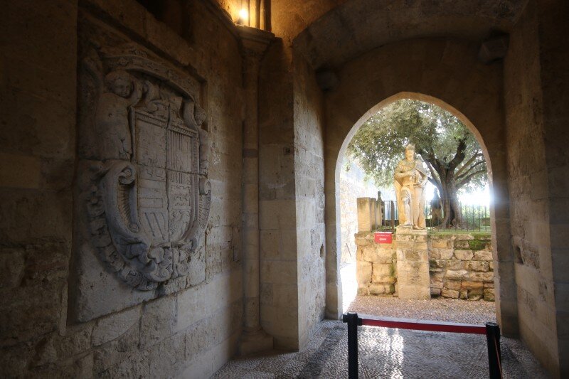  Вход в комплекс Алькасара  