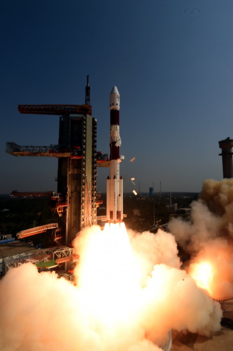 На фото: взлет ракеты PSLV в миссии C45 со спутником EMISAT и 28 наноспутниками. Источник: ISRO. 