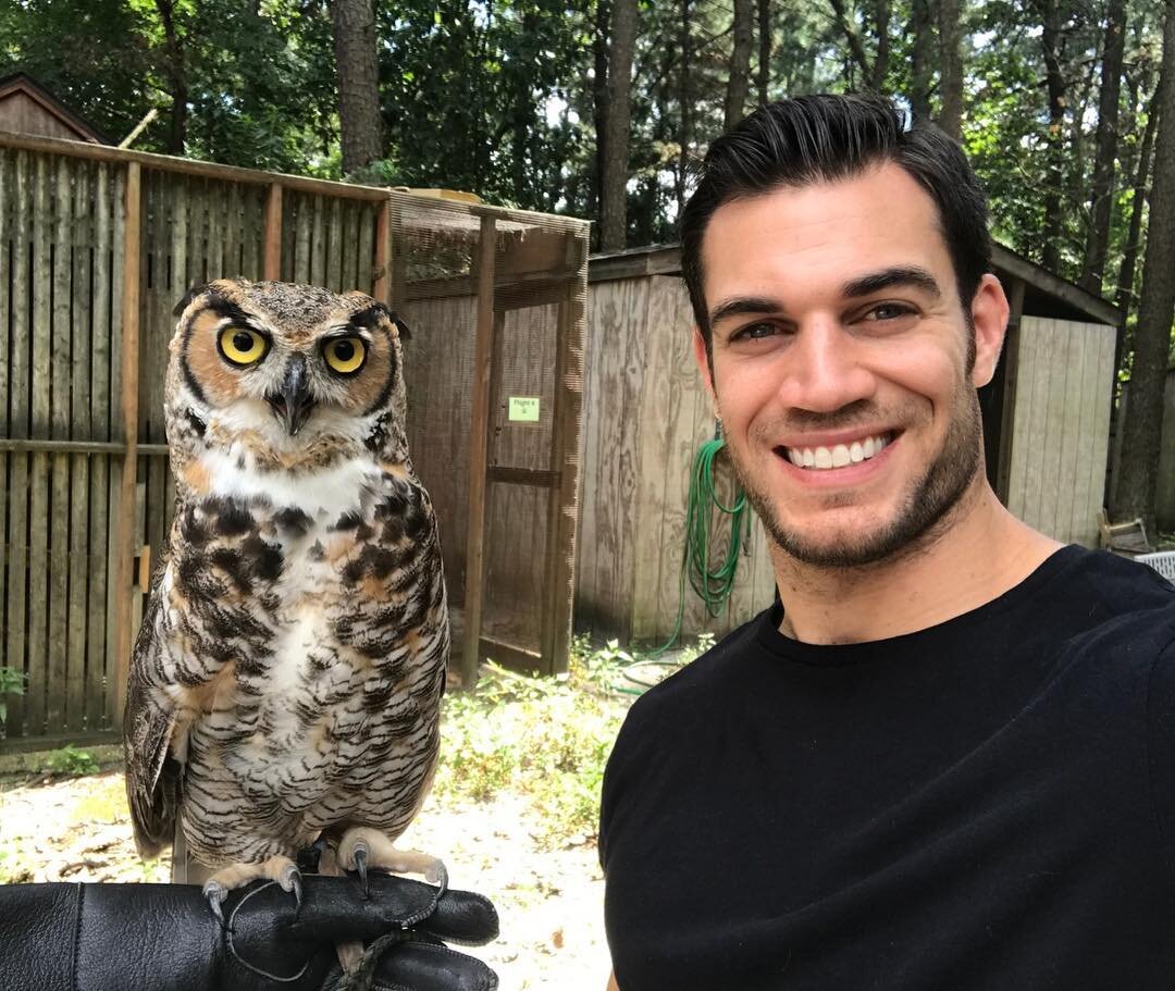 Вообще сегодня не стану критиковать этого дяденьку, он мне прямо нравится и с волосами, и с бородою, и даже с небритыми подмыхами. 