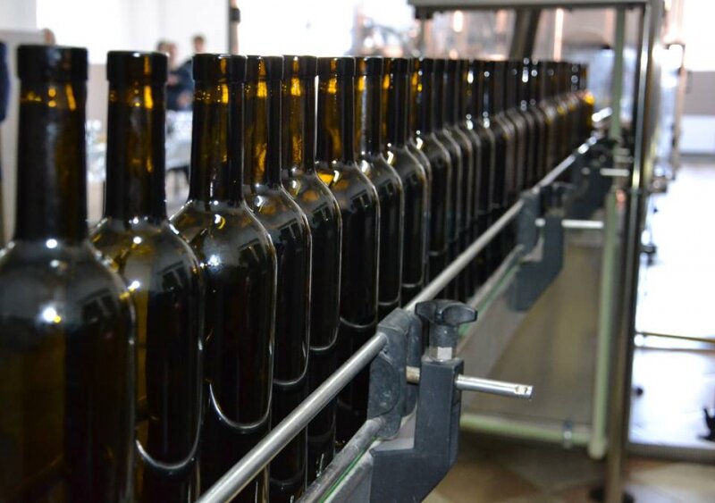 Линия бутилирования вина. Фото по ссылке отсюда http://www.izmail.es/article/28360/