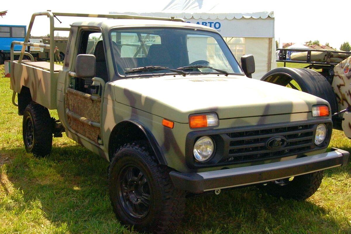 Модель Lada 4x4 превратилась в легкую боевую машину после прикосновения  великих русских мастеров: для операций за рубежом и быст | Авто Блог | Дзен