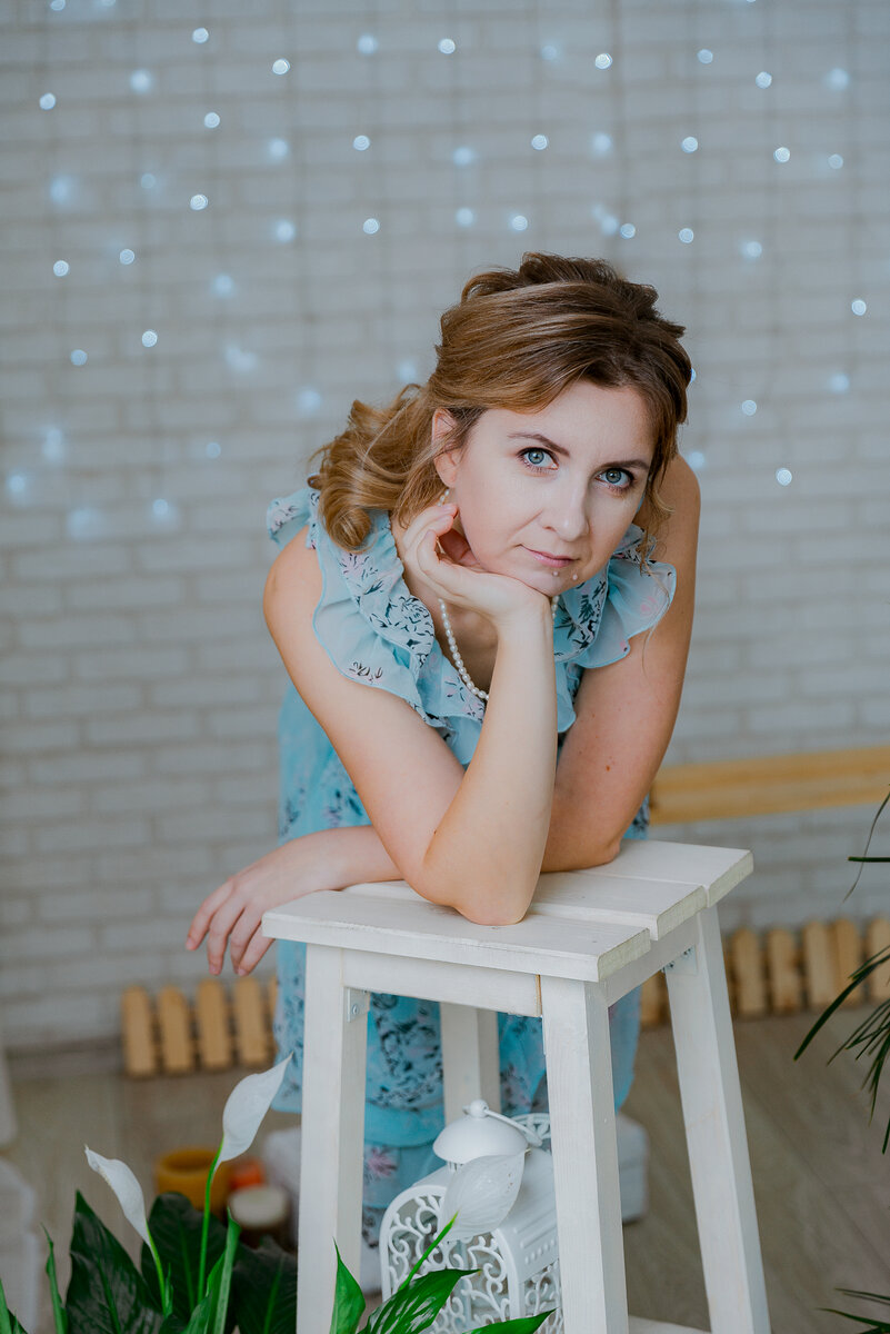 Очень важно чтобы детские мечты осуществлялись... 
Кем вы мечтали стать в детстве?

А кем стали?

Чувствуете себя на своем месте?

Получаете удовольствие от своей работы?

Я до сих пор ищу себя...

В детстве я мечтала стать актрисой, но мои родители не просто не поддержали меня,но и всячески пытались принизить мою мечту.

А я? Я даже не стала настаивать.

В итоге, закончив 11 классов я не знала куда я хочу поступить..

Просто мне выдалбливали в голову- нужно обязательно получить высшее образование! Кому нужно? Не знаю, но раз нужно значит надо куда-то поступить.

И я поступала...поступала в один вуз потому что туда поступал мой знакомый, потом в другой...потому что там уже училась моя подруга...

Нет, я не жалею. Эти 5 лет очного обучения в технаре были лучшими, мне нравилось учится, нравились мои предметы- сопромат, теормех, начертательная геометрия.... Я любила чертить и делать расчеты, но засыпала на финансах, экономике и бухучете.

Но все же это была не моя мечта,не то чего так хотела я.

Самое смешное, пожалуй, что только в прошлом году я поняла,что всю жизнь я училась и работала там где кто-то уже был из моих знакомых, друзей, подруг- это были не мои желания и не моя мечта.
Меня пригласили снятся в массовке одного фильма о 90-хх годах и я на один день исполнила свою детскую мечту - стала актрисой (я играла роль жены афганца) 
Что я почувствовала?
Разочарование... 
 Горькое разочарование от того, что я так много упустила, что это так захватывает...весь этот съемочный процесс...я жила там, я любила и чувствовала любовь. Придя домой после окончания съемок я рыдала, рыдала от понимания, что это то что я так долго искала и почему же у меня не хватило смелости пойти против родителей и поступить в театральный?!
Я почувствовала,что проживаю не свою жизнь... Почему мне для этого понадобилось столько времени... Надеюсь, ещё не поздно что-то поменять...

И я начала менять.. постепенно...но уже чувствую... чувствую сопротивление со стороны близких людей... тяжело...тяжело от того что нет поддержки...когда она так мне нужна...поэтому когда я ставлю перед фактом своего мужа,что собираюсь сделать что-то определенное,он ругается что я с ним не обсудила. Родители до сих пор считают свое мнение единственно правильным, а мое мнение никого не интересует.

А я не хочу, я не хочу обсуждать ничего, хватит!

Я хочу жить так хочу я, работать там где хочу я!

Заниматься делом которое нравится мне!

И не думать о том ,что же скажет мама,муж или кто-то ещё...


