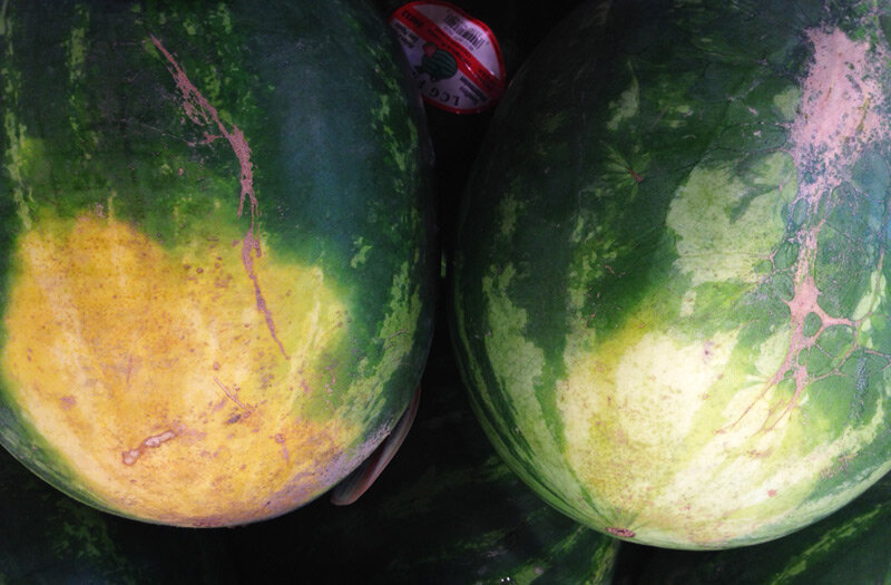 Слева арбуз более зрелый, чем справа.