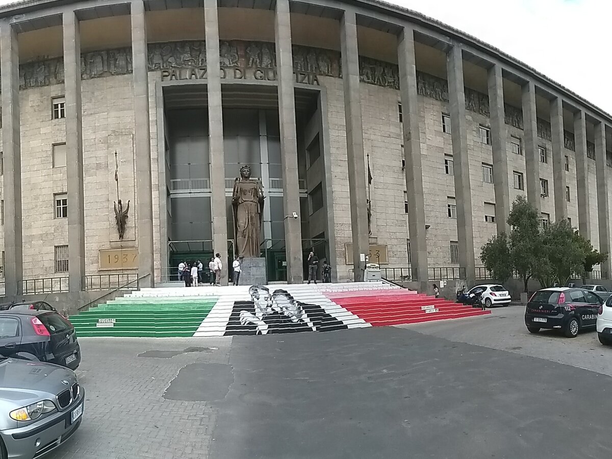 Здание суда. Катания, Сицилия. Июнь 2019. Фото из личного архива