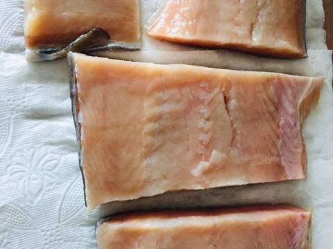 После, кусочки рыбы промыть и просушить.  