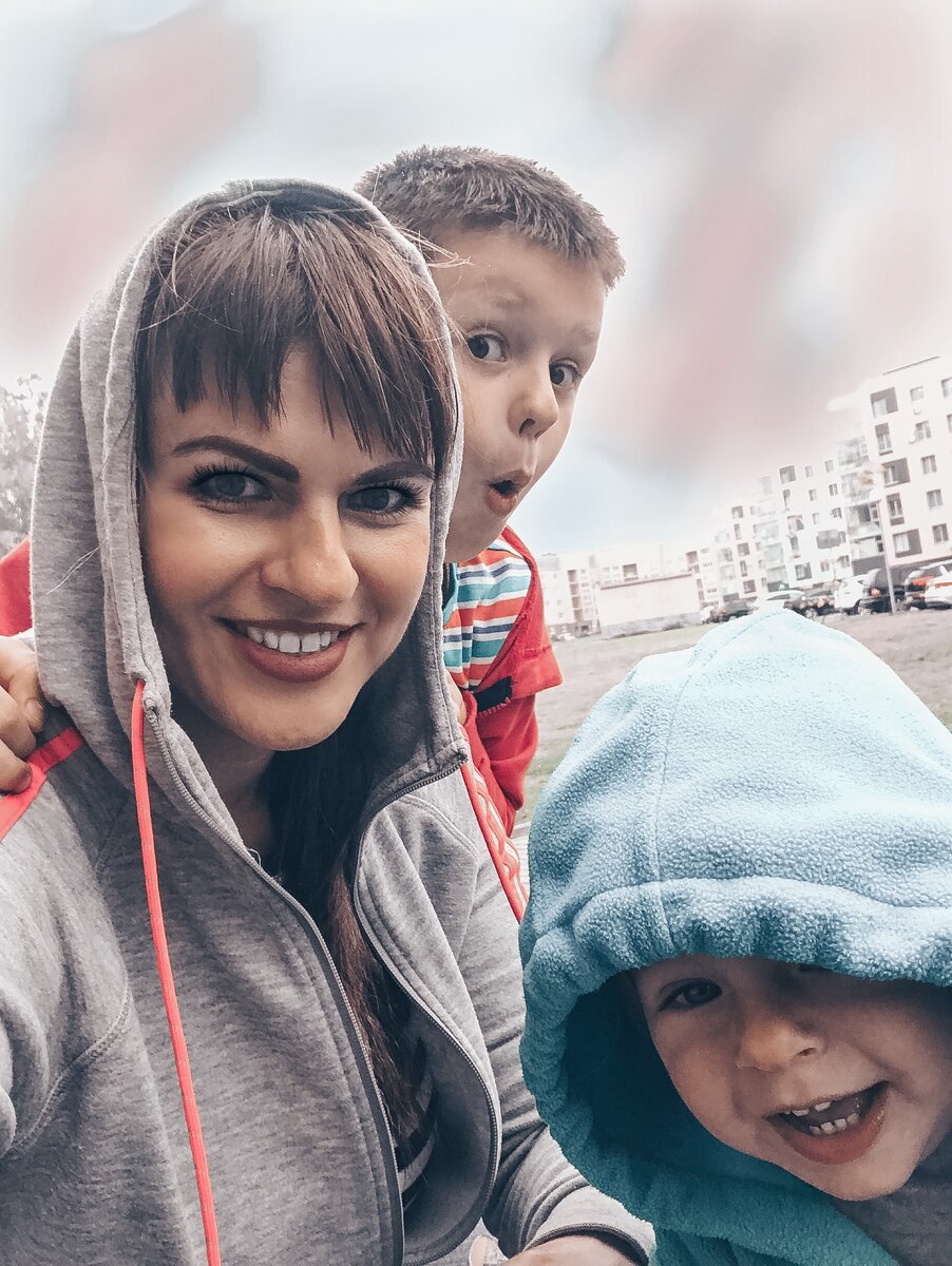 
⠀
Этим летом я многое пересмотрела и поняла, но почему не раньше?
⠀
☀️Во-первых, сколько бы я не старалась наводить чистоту, убирать квартиру по 100500 раз в день, никому из семьи это не нужно, от слова СОВСЕМ
Лучше поиграть с ребёнком или собой заняться🤗
⠀
☀️Во -вторых, Как бы я не старалась довести все до идеала, никто не оценил моих жертв и муж говорит, а кто тебя заставляет, отдохни лучше, и сильнее почему- то не любит🤷🏻‍♀️
Как так-то???🙈
Ведь в доме ЧИСТО и почти стерильно, а ему по фиг🤪
⠀
А главное для мужа, чтобы к вечеру я была ни как загнанный суслик, а вполне себе адекватный человек, с которым и поболтать за ужином можно, и сериальчик посмотреть и ещё кое-что 🤪
⠀
☀️Раньше я постоянно драила дом, вытирала пыль, игрушки убирала каждый час😢
Итог: абсолютное отсутствие свободного времени и плохое настроение, ведь ничего не успеваю🤷🏻‍♀️
⠀
❗️Забила❗️
⠀
Разработала свою систему уборки, теперь дома чисто и время Свободное есть➡️➡️➡️
⠀
А игрушки? Вечером только убираю🙃
⠀
И я поняла одну главную вещь - себя надо ❤️ЛЮБИТЬ❤️и баловать, а не зацикливаться на семье!
Определенно знаю, что если я свалюсь, семье крышка💯
Не могут они без меня🤪
⠀
Поэтому и я делаю подарки себе: 👍забота о теле (ненавижу спорт, но приседаю), 👍забота о лице: пошла к косметологу (уже лет 100 не была), прописали программу ухода на несколько месяцев, ⚡️самореализация - работаю над своими проектами
⠀
