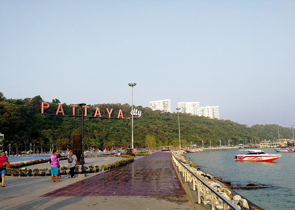 пирс паттайя. бали хай. бали хай. бали хай паттайя. этническая одежда на бали.