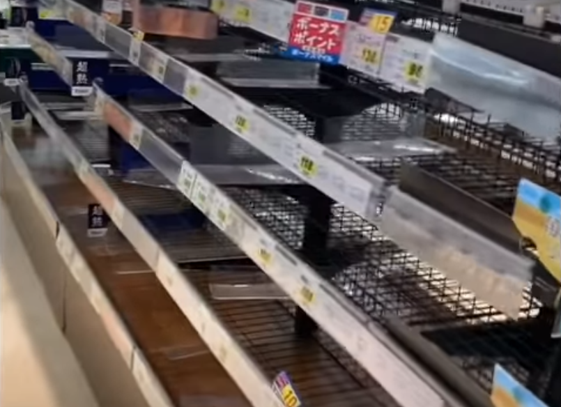 Пустые полки японских Магазинов