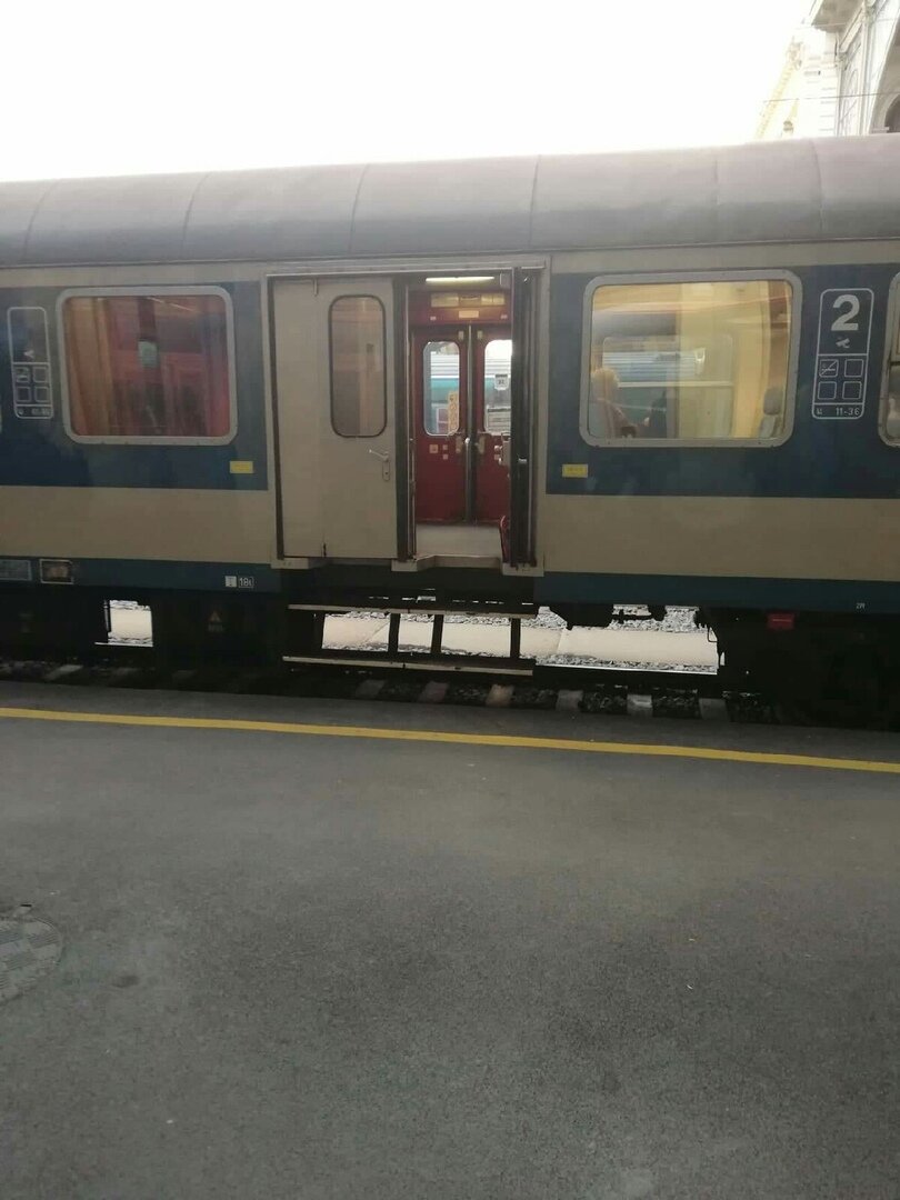 Дверь в середине вагона