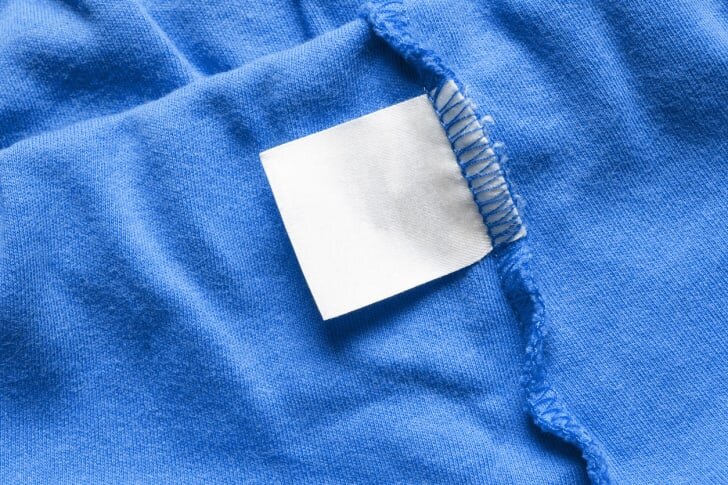 1. НАДЕВАНИЕ ОДЕЖДЫ НАИЗНАНКУ В РОССИИ ВЛЕЧЕТ ЗА СОБОЙ ИЗБИЕНИЕ.    Если же это все-таки случится с вами, то не теряйте надежды: немедленно оденьтесь правильно и попросите друга символически ударить вас, что сведет к минимуму потенциальную угрозу.