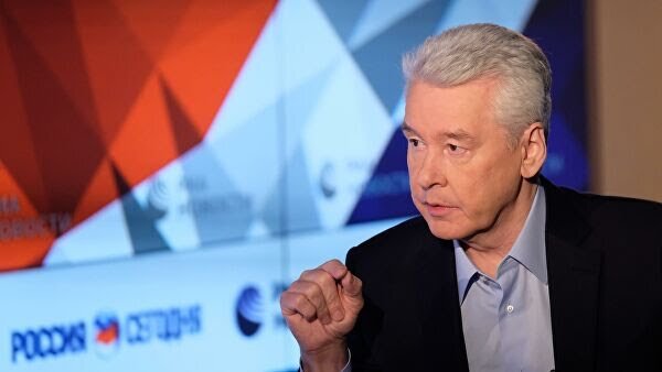 "Мы же все знаем, что несмотря на то, что Новый год — это семейный праздник, но все же в корпоративах отмечают на предприятиях 31-го, стараются с коллегами как-то пообщаться, поднять бокал шампанского, сказать какие-то праздничные слова. Когда мы убираем этот день из рабочих, мы их лишаем этой возможности"