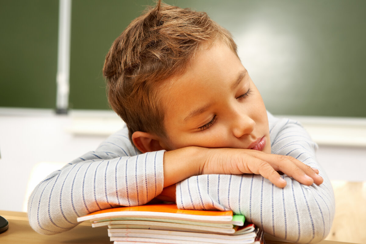 Почему ребенок устает. Переутомление у детей. Переутомление школьника. Утомляемость школьников. Уставший ребенок.