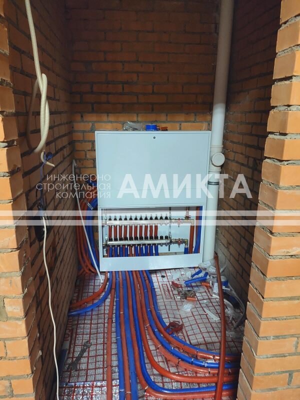 Подключение труб в коллектору теплого пола. Фотография с сайта https://amikta.ru/