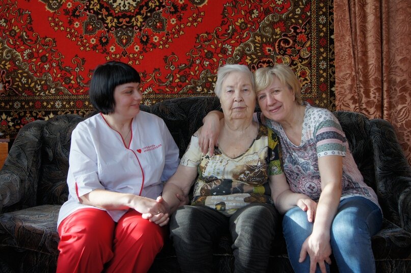 Нина Николаевна с дочерью и специалистом по уходу
