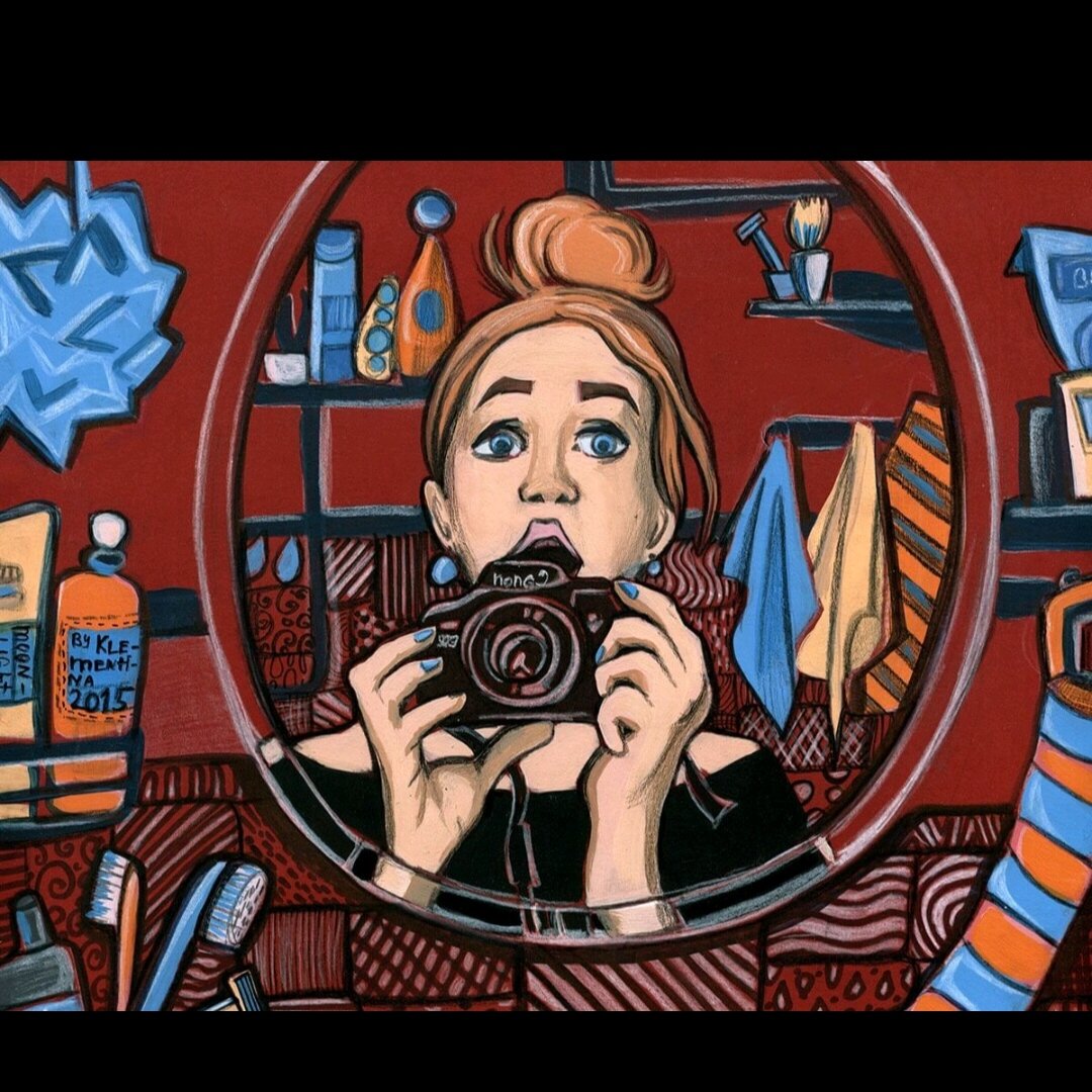 Возможности современных смартфонов и разработка новейших технологий позволяют открыть мир фотографии даже простому обывателю — сегодня для того, чтобы, например, участвовать в интересных фотоконкурсах мирового масштаба, необязательно иметь при себе фотоаппараты, оборудованные по последнему слову техники. Вполне достаточно мощностей телефона, однако современные пользователи сфотографируют скорее себя, чем окружающий мир — популярность фронтальных камер породила моду на селфи или, как их еще называют, «себяшки». Одна из удивительных особенностей при этом — ориентированность не на себя, а на других людей, во внешнюю среду. Так или иначе, те, кто увлекается селфи, делает это по большому счету не для себя, а чтобы поделиться этими «автопортретами» в соцсетях, отправить друзьям и собрать положительные отзывы в целом. Для кого-то это даже становится привычкой и чуть ли не ежедневным ритуалом.

Зачем мы это делаем?

Как способ самовыражения

Вспомните совместное селфи с церемонии «Оскара» в 2014 году с участием Дженнифер Лоуренс, Брэдли Купера, Мэрил Стрип, Джулии Робертс, Анджелины Джоли, Брэда Питта и других звезд — только за первый час фотография набрала более полутора миллионов просмотров. Те, кто в реальном мире по каким-то причинам не может продемонстрировать свой внутренний мир, пользуются возможностью выложить смартфонные автопортреты — камера телефона выступает посредником между личностью и окружающим миром. В этом есть и творческое начало — найти новый образ, ракурс и учесть ряд мелочей для удачного кадра.

Подмена собственного «Я»

Желание поделиться с окружающими своим внутренним миром – не всегда истинное желание. Порой за этим скрывается желание не «быть», а «казаться», что впоследствии формирует так называемое фальшивое «Я». Мы транслируем в мир не свое истинное лицо, а некий образ, основанный на ожиданиях нашего окружения — получается своеобразный аналог детского фальшивого «Я», которое исследовал психоаналитик Дональд Винникотт. Согласно теории, ребенок создает фиктивный образ в угоду ожиданиям матери, а развития истинного «Я» при этом не происходит.

Селфи как способ напомнить о своем существовании

Активный постинг собственных портретов зачастую выглядит как маячок, который передает сигнал: «Я здесь, я существую». И мы нуждаемся в том, чтобы нас заметили, на наши действия реагировали. В данном случае посредством лайков и комментариев как признаков «нужности». В этом смысле можно провести аналогию со связью матери и ребенка, для которого она — целый мир. Если мать игнорирует свое дитя, оно чувствует себя ненужным, отвергнутым. Такие установки с возрастом только укореняются, и в бесконечной волне селфи можно иногда угадать этот крик, попытку напомнить миру о себе. Чем больше человеку не хватает этого ощущения «нужности» и «замеченности», тем «громче он кричит» в ожидании заветных лайков как «психологических поглаживаний».

Дефицит настоящих переживаний

Давайте представим девушку, которая часто фотографируется и ведет активную жизнь в социальных сетях. Наряду с этим в реальной жизни у нее зарождаются настоящие, серьезные отношения. Наша героиня начинает чаще и активнее общаться с интересующим ее молодым человеком, что провоцирует вопрос: сможет ли она при этом уделять столько же времени поддержанию своего образа в сети, сколько требовалось раньше?

Само по себе увлечение селфи не плохо, только если человек умеет лавировать между образом в интернете и самим собой в реальной жизни, не впадая в зависимость и депрессию от неоправданных ожиданий.

Диагностика психологических проблем и отклонений

Селфи можно использовать не только для того, чтобы потешить свое самолюбие — «себяшки» могут помочь понять, кем вы хотите выглядеть для других, что вы в себе не приемлете или какие черты искажаете. Не секрет, что при взгляде в зеркало или фронтальную камеру всякий из нас старается приосаниться, втянуть выпуклости и выпятить впуклости. Даже в случае, когда нас фотографирует другой человек, мы на подсознательном уровне ведем себя менее естественным образом, стараясь как-то по-особенному улыбаться и в целом выглядеть лучше, чем есть на самом деле. Но камеру обмануть сложно, что показывают потом результаты этих съемок. Разберем типичные реакции людей на их собственные фотографии.

Гадкий утенок

Начнем с самых запущенных случаев, когда человек категорически отвергает себя в любых проявлениях: на фото, в зеркале, на видео, и при этом находится в поисках каких-то несуществующих изъянов. Здесь полноват, здесь толстоват, тут колени жирные, здесь волосы не того цвета и так далее. Притом на самом деле все с этим парнем или девушкой в полном порядке, да и что уж там — настоящих уродов на свете мало. Но переубедить таких людей достаточно сложно, так как они вовсю пытаются походить на какой-то выдуманный, нереальный образ, что мешает им увидеть истинную красоту. Зачастую такие люди со временем решаются на крайние меры: увеличивают губы, удаляют ребра, имплантируют грудь и прочее.

О чем это говорит? На самом деле такие завышенные требования к себе — это ненормально, тревожный звоночек. Человека съедает изнутри чувство вины и стыда за себя. Обычно такие проблемы с самооценкой являются следствием неправильного воспитания или психологических детских травм, когда «я не хочу быть таким, как…» трансформируется в «я не хочу быть». Чем это чревато, полагаем, пояснять не надо.

Случайно неслучайные

С селфи и случаями, когда этих людей кто-то фотографирует, все в порядке — результатом все довольны. Зато вот со случайными снимками что-то не ладится: глупое выражение лица, кривой нос, неудачная поза, невыгодный ракурс с «нерабочей» стороны… Эту ситуацию следует рассмотреть в двух плоскостях.

Вариант первый: есть люди, обладающие сами по себе живой мимикой и резковатыми движениями. Наблюдать за ними в жизни сплошное удовольствие — хоть кино снимай, но на фотографиях выходят из рук вон плохо.

О чем это говорит? Это описание подойдет невротичным типам личности. Их жизнь — в потоке, в бурлении, они не привыкли жить в статике.

Вариант второй: речь идет о тех, кто постоянно пытается примерить на себя чью-то роль, изображать кого-то. Необязательно это означает неприятие себя — бывает так, что у человека просто есть какой-то «набор характеров», разнообразных поведенческих моделей и поз для разных ситуаций и людей, но когда все маски исчезают, исчезает и сам человек.

О чем это говорит? По акцентуациям характера это истероидные типы, «артисты». Играть роль для них — вполне естественная модель поведения, если знать, что и для кого изобразить.

«У меня все под контролем»

Нетипичный случай, когда человек одобряет себя только на постановочных фото с подобранными аксессуарами, подобранным макияжем и тщательно уложенной прической, искусственно выставленным светом. Они создают впечатление тех самых «сильных и независимых» — от фотографии просто за версту несет уверенностью в себе. А вот экспромтные фотографии такие люди не особо приемлют, потому что выглядят на них обычными, серыми, ничем не примечательными. В жизни эти люди обычно пытаются все контролировать: свой вес, партнера, подчиненных, тратят много времени и средств, чтобы соответствовать каким-то идеалам, но на самом деле цель одна – показать другим, что они лучше, они достойнее.

О чем это говорит? Главным образом о нарциссически-истероидном типе характера — таким личностям хочется близости и понимания с окружающими, но для них получить любовь как данность невозможно. По их мнению, любовь и близость нужно заслужить, прикладывая к этому титанические усилия. Как итог — внимания к этим персонам много, но внутренний ураган и жажда простого человеческого не утихают.

«Я неотразим!»

Другая крайность — человек нравится себе только на селфи. Другим фотографам якобы не удается найти нужный ракурс, в то время как самостоятельно запечатлеть себя с идеальным фоном, позой и выражением лица получается так, что человек выглядит на все 200. И плевать, что там пишут в комментариях под фотографиями на фоне ковров и штор, они ничего не понимают в отражении глубокого внутреннего мира в заляпанном зеркале.

О чем это говорит? Тот же нарциссизм, но с обратной стороны — человек убежден в своем великолепии и превосходстве над другими. Самое главное — не сомневаться в собственной неотразимости, потому что за углом уже ждет чувство вины за свою неидеальность, пошатывающее уверенность в себе.

Топ самых популярных фотографий в соцсетях

Селфи крупным планом говорит о раскрепощенности автора фото. Примечательно, что разные положения головы и ракурсы раскроют разные черты характера человека. Например, всем известный «дакфейс» или губы «уточкой» у девушек на фотографиях несут в себе некий сексуальный призыв противоположному полу. Широко распахнутые глаза свидетельствуют о мечтательности, а отведенный взгляд символизирует нежелание человека делиться с окружающими своим внутренним миром. Голова, чуть склоненная набок — признак человека любопытного, открытого к новому опыту. Положение камеры относительно лица также многое может рассказать — например, если камера находится выше снимающего, а лицо запрокинуто назад, это говорит о высокомерности.

Совместные «себяшки» с кем-то другим — это своеобразный посыл от автора снимка: «Я тоже кому-то нужен, я не один!» На самом деле такие люди обычно чувствуют себя очень одиноко, а этими фотографиями они будто пытаются убедить себя и других в обратном. Например, частые селфи в аккаунте девушки в обнимку со своим партнером зачастую говорит о том, что она на самом деле не уверена в своих отношениях. Она пытается убедить других в том, что счастлива, чтобы ей говорили об этом другие.

Фотографии в зеркалах примерочных или лифтов вскрывают низкую самооценку. Психологический трюк прост: чтобы лучше получиться на фото, все мы немного напрягаем мышцы. Девушки втягивают живот, «вытягивают» другие выдающиеся части :) Зеркала и яркий отражающийся свет на подсознательном уровне действуют на нас таким образом, что мы усиливаем чувство самоконтроля и приводим себя в тонус быстрее. Люди, которые любят делать такого рода фотографии, постоянно нуждаются в одобрении, «психологических поглаживаниях» через заветные лайки на фотографиях.

Забавные рожицы и кривляния не всегда свидетельствуют о харизме — часто это связано со внутренним дискомфортом, и за якобы позитивными эмоциями на лице скрывается душевная боль, а завистников выдаст взгляд с прищуром.

Фотографиями в ванной или постели люди пытаются продемонстрировать свое превосходство. То же самое можно сказать о снимках на фоне дорогих машин или известных магазинов: человеку явно в жизни не хватает комфорта, он комплексует из-за своего недостаточного заработка и пытается пустить пыль в глаза своими фотографиями.

С едой фотографируются люди, не готовые к серьезным тратам. Так или иначе, с незапамятных времен еда была символом безопасности и сытости — базовых потребностей человека. На подсознательном уровне фотографиями с едой человек транслирует в массы посыл о том, что он живет не хуже остальных: у него есть деньги, и он может обеспечить себя всем самым необходимым. Но на самом деле вряд ли тот, кто каждый день питается с изысками, будет стремиться демонстрировать это – для таких людей это скорее обыденность, а рутину никто не показывает. Все стремятся продемонстрировать что-то интересное.

Что со всем этим делать?

Намеренный поиск недостатков в собственной внешности — это настоящий бич современного человека, который уже носит болезненный характер в развитых странах. Большинство людей в мире настолько собой недовольны, что это отравляет им жизнь, а не мотивирует к достижению успеха. Ученые Фейнголд и Мазелла провели ряд исследований еще на рубеже веков, и уже тогда результаты показали, что женская половина населения в значительной степени обеспокоена своей внешностью не в самом хорошем смысле этих слов. Однако в наш век «монетизации красоты» и мужчины стали больше беспокоиться о своем внешнем виде – социологи фиксируют страшные показатели. 50-75% мужчин недовольны собой. В «пляжный» период волна фотографий в купальниках и плавках в социальных сетях только увеличивает этот показатель.

Относиться к своему изображению на фотографиях можно по-разному: нравиться или не нравиться себе, выискивать изъяны или достоинства, однако у всех этих снимков всегда будет кое-что общее. Это вы. Вы как цельная личность, в которой есть тело, душа, черты характера, внутренний стержень и определенное место в жизни. Ваши внешние данные – это только одна из граней вашей личности, и далеко не главная. Внешность – это всего лишь оболочка, которая первой бросается в глаза, а красота — это нечто большее, чем «модный лук».