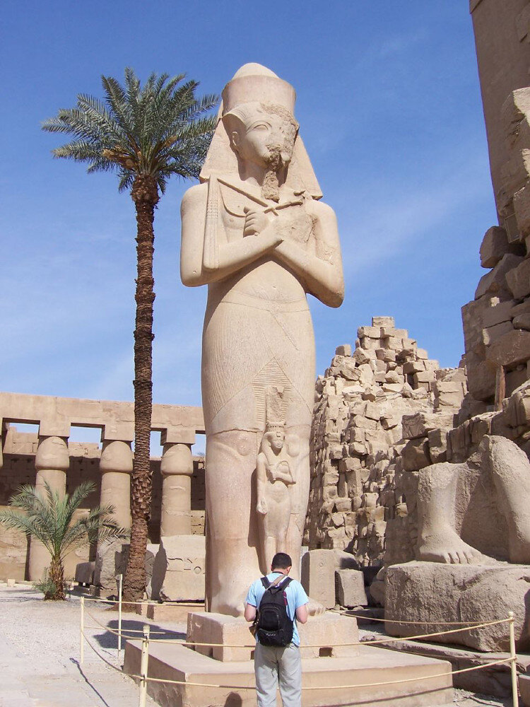Карнакский храм рамзес ii. Статуя рамсеса 2 британский музей. Фараон древнего египта рамсес 2. Храм рамсеса ii в луксоре. Луксорский храм статуи рамзеса.