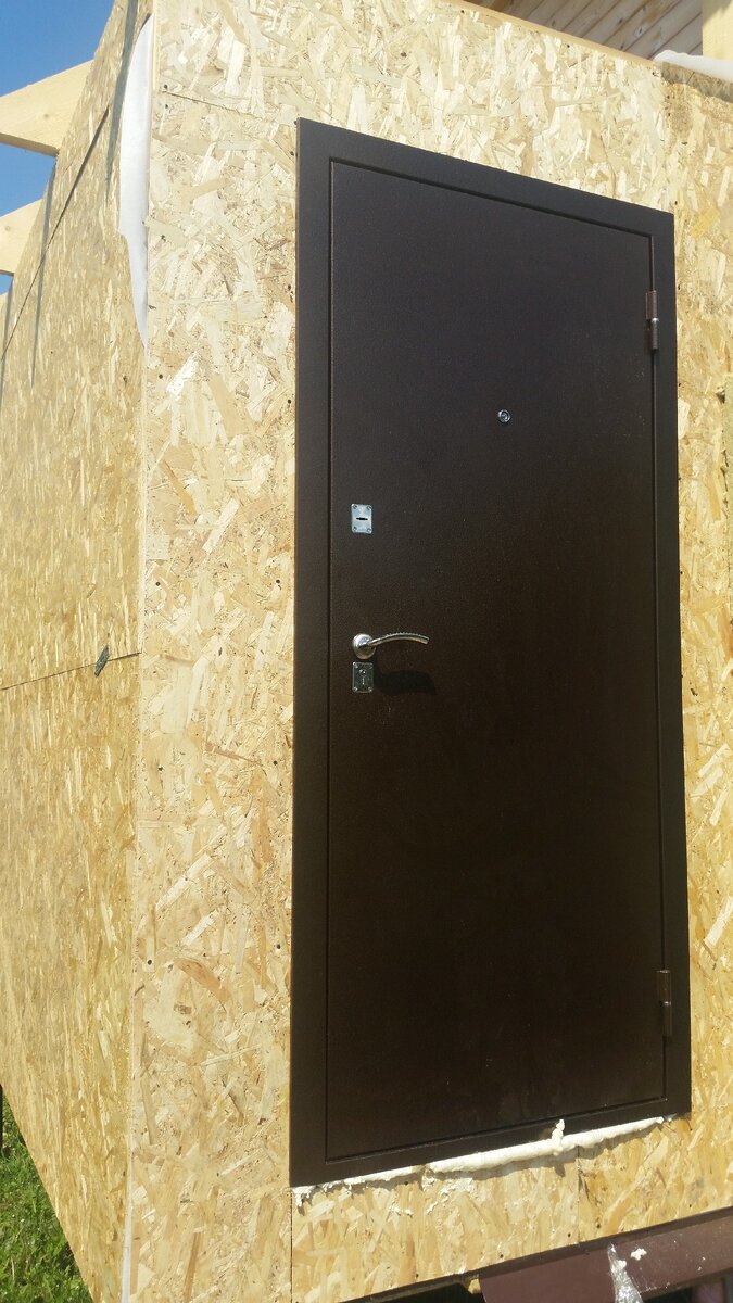 Новая дверь сзади дома