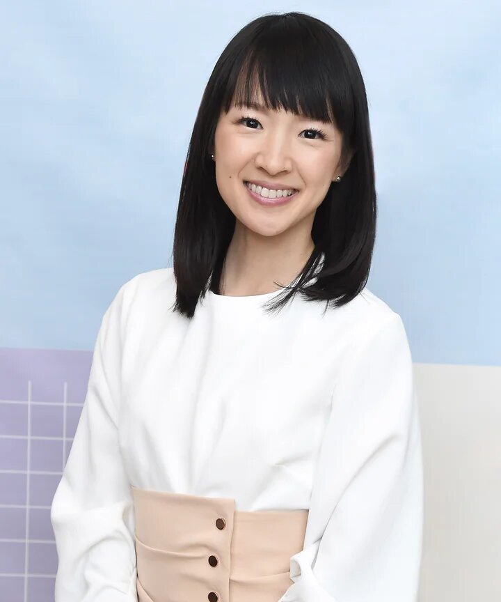 Мари кондо. Marie Kondo. Мари Кондо фото. Мария Кондо 2020. Мари Кондо семья.