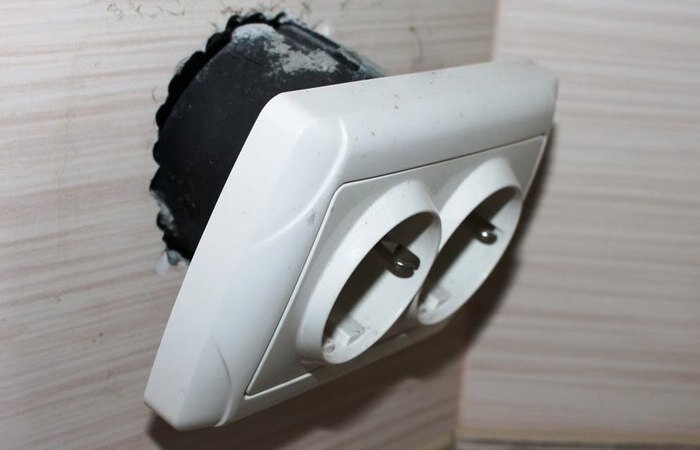  Почему розетка вываливается из стены, и как исправить ситуацию