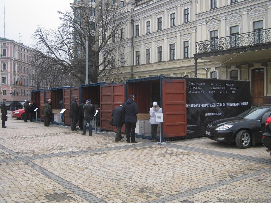 В четырёх контейнерах проходит выставка о присутствии зелёных человечков. 