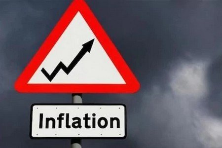 Инфляция (от лат. "inflatio" — вздутие) — это повышение цен на товары и услуги за счёт увеличения общего количества денег в обороте без увеличения количества товаров. Измерять этот показатель принято в процентах % к предыдущему периоду.
