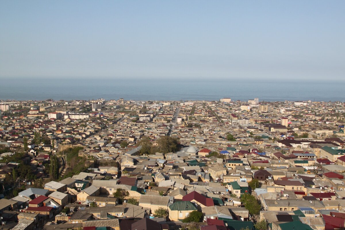 Вид на Дербент с крепости Нарын-кала, апрель 2017