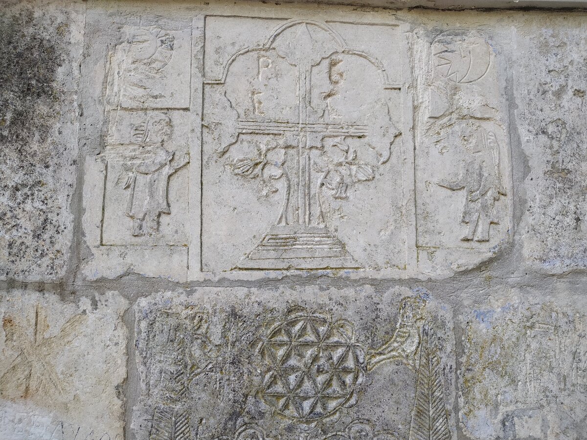 На одних смотрит, на других – нет, третьим и вовсе моргает: какая необычная икона есть в армянском монастыре в Крыму