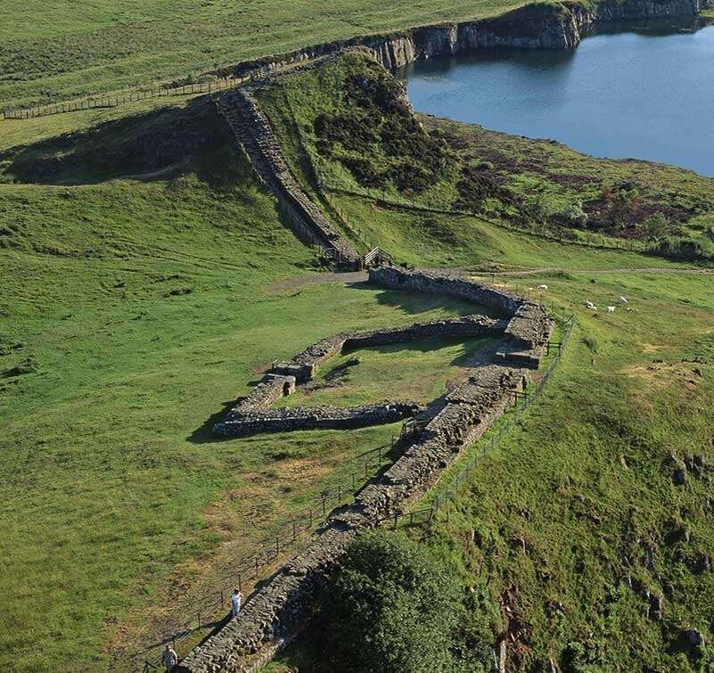 Фото с сайта https://www.english-heritage.org.uk/visit/places/hadrians-wall/hadrians-wall-history-and-stories/history/