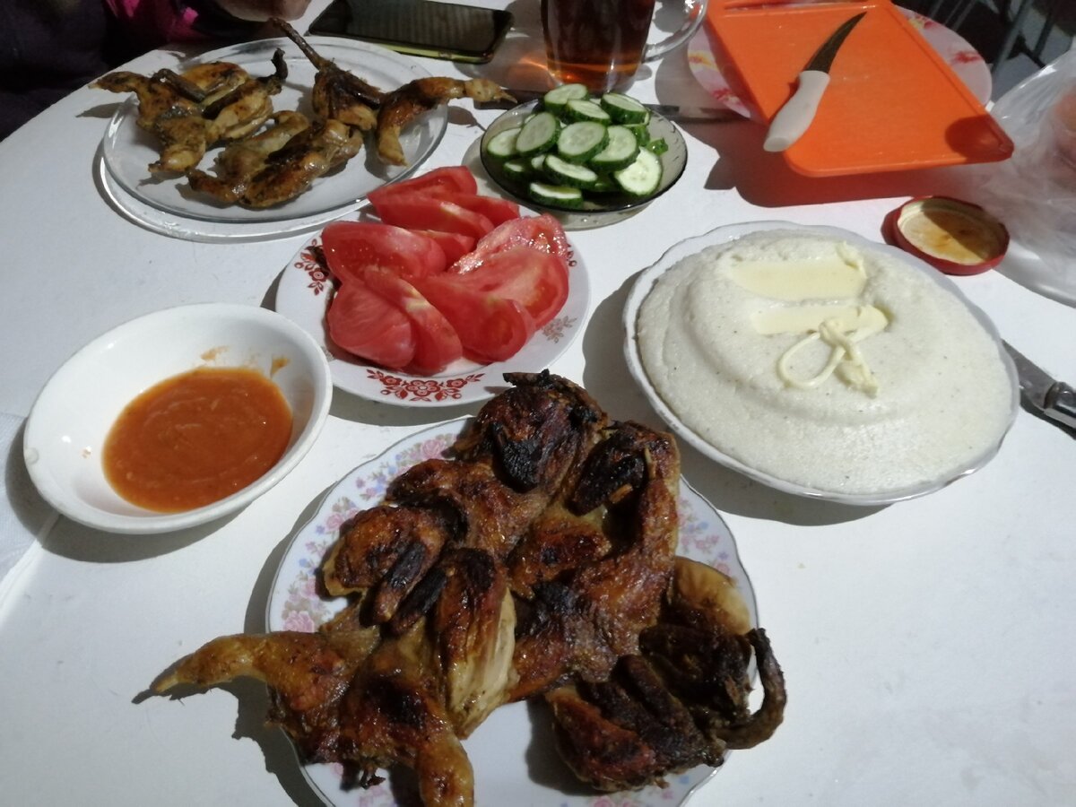 Жареные перепелки отлично сочетаются с мамалыгой и соусами. Абхазский ужин. Фото Светы Давыдовой