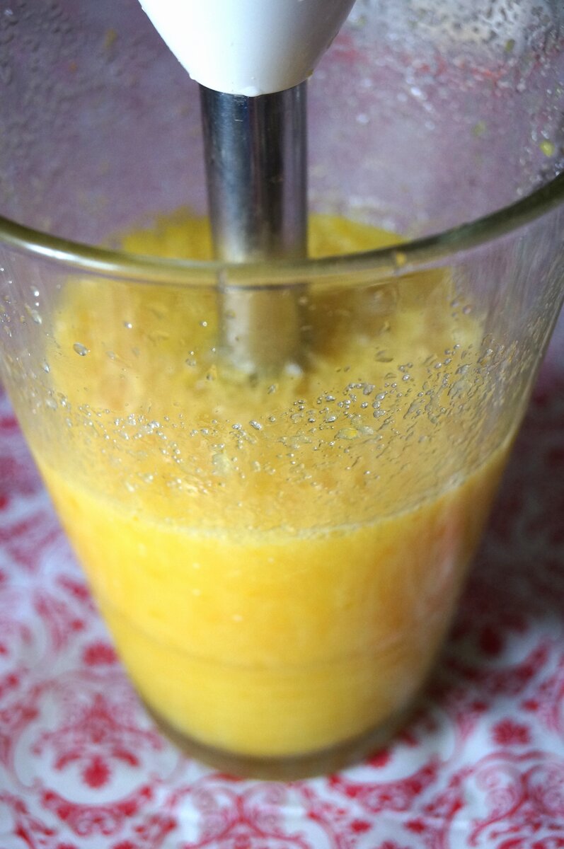 Апельсин в блендере рецепты. Апельсиновый сок погружным блендером. Блендер для сока. Апельсиновый сок в блендере. Сок из яблока в блендере.